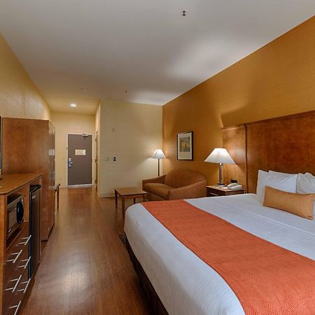Best Western Plus Delta Inn & Suites Oakley Buitenkant foto